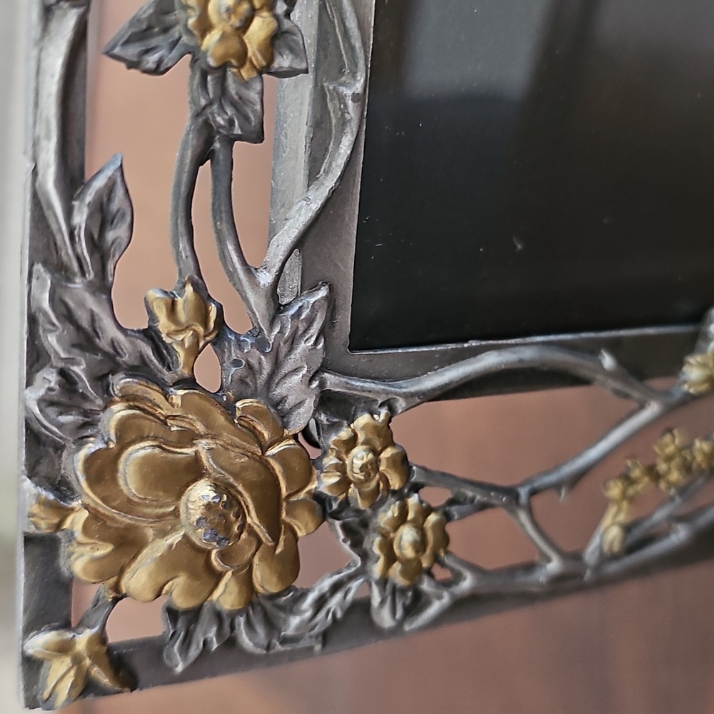 Beautiful Vintage Metal Flowers Picture Frame - Picture 4 of 6